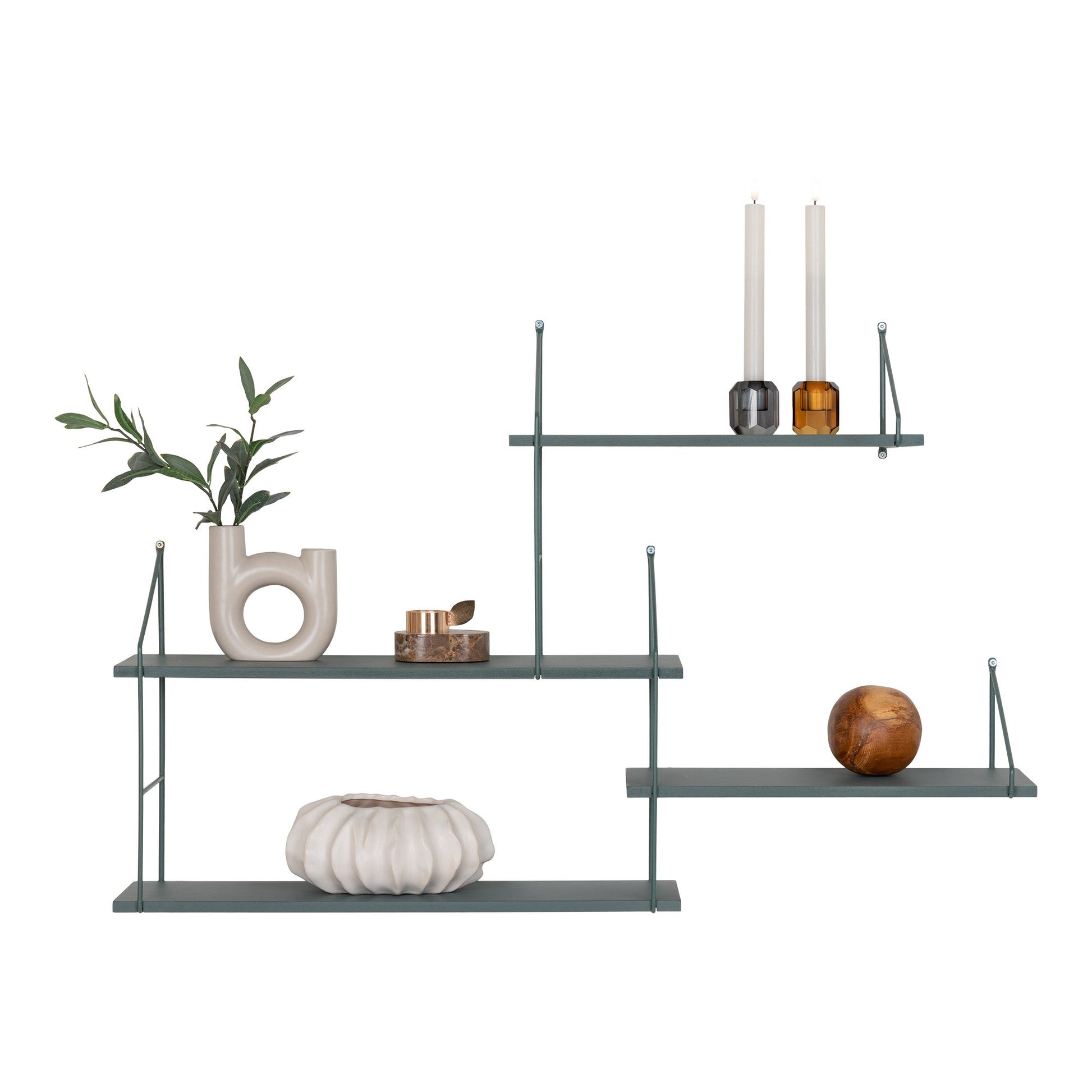 Moderne zwevende planken met geometrische vazen, houten bal en kaarsen, minimalistisch gedecoreerd.