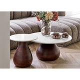 Scandinavisch ingerichte woonkamer met Heide bijzettafel van House Nordic naast een bouclé bank en salontafel