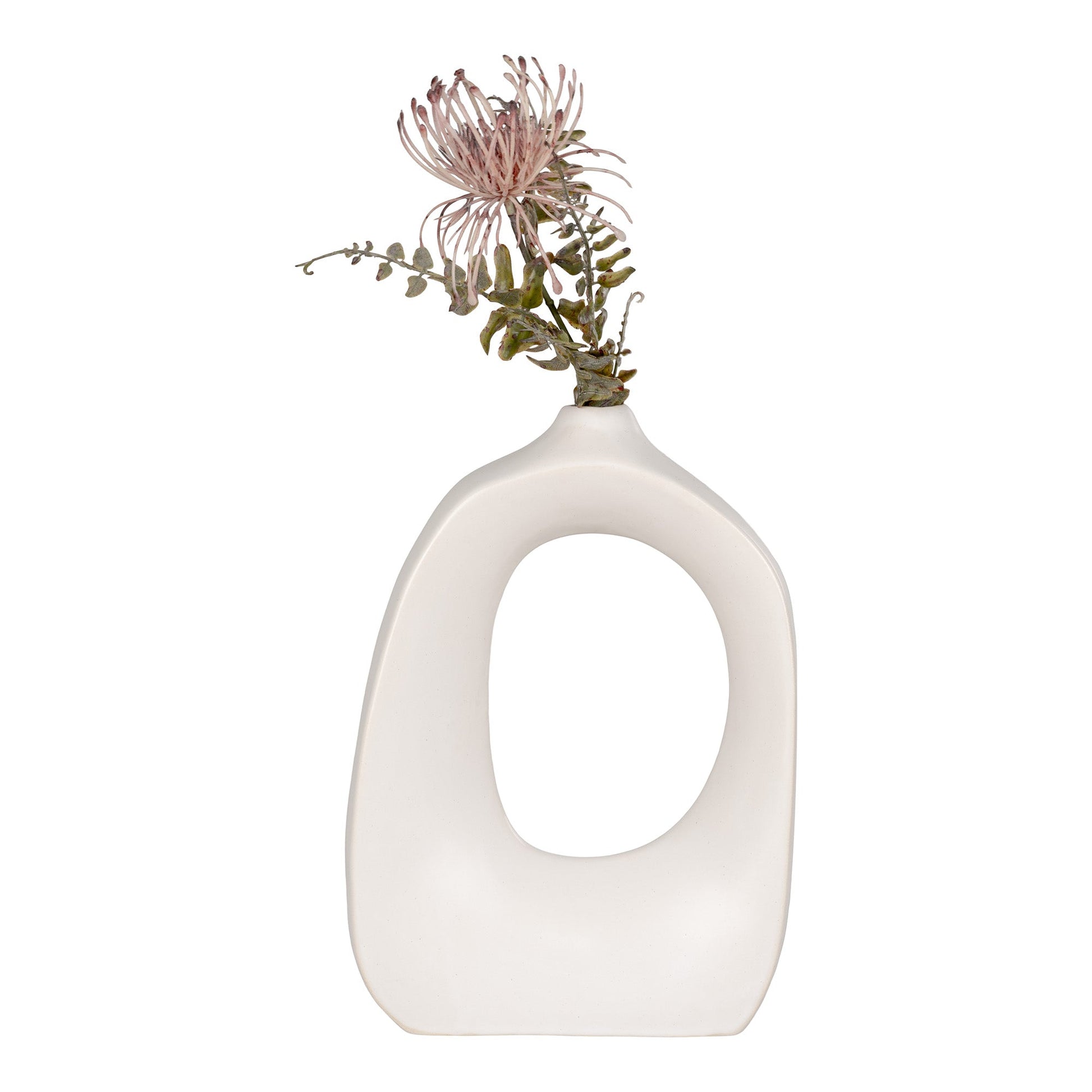 Abstracte witte vaas met grote opening, versierd met roze proteabloem en groen loof. Elegante vormgeving.