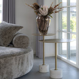 House Nordic Lecco bijzettafels naast ronde grijze sofa in modern interieur met messingkleurige bladen op marmeren voet