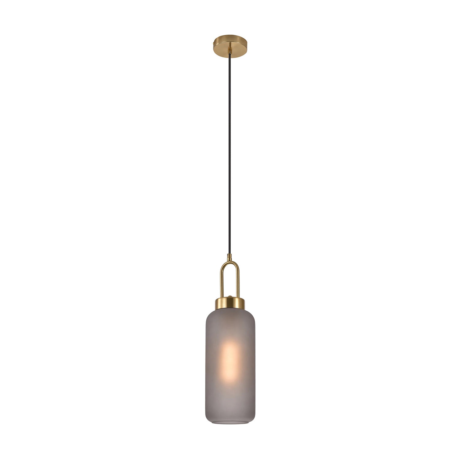 Stijlvolle hanglamp met matglazen kap en gouden details, zacht helder licht uitstralend. 