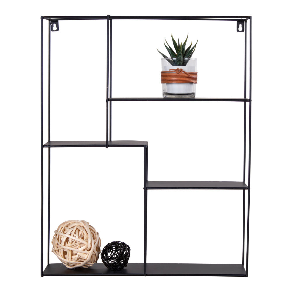 Zwarte metalen wandrek met plant in glazen pot en twee decoratieve houten ballen, wit en zwart.