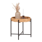 Naro bijzettafel van House Nordic met mat zwart frame en rond waterhyacint blad, gestyled met beige vaas en kandelaar