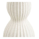 Close-up ribbelpatroon op het gebogen middenstuk van Newtown bijzettafel in wit fiberclay met matte steenlook