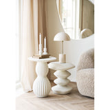 Newtown bijzettafel wit fiberclay naast sculpturaal tafeltje met lamp, gecombineerd in lichte Scandinavische woonruimte