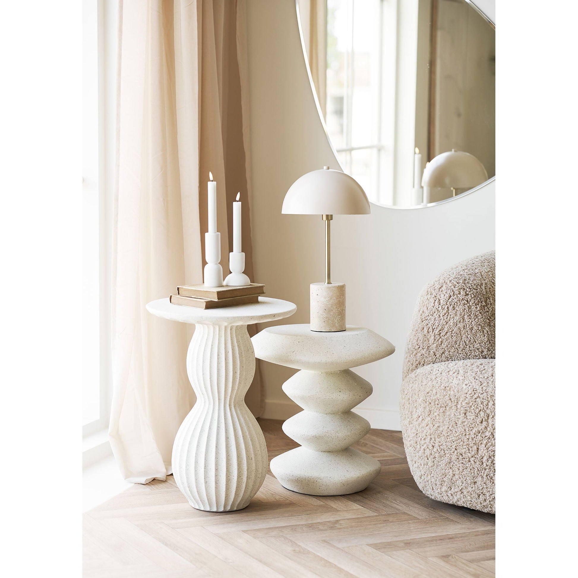 Newtown bijzettafel wit fiberclay naast sculpturaal tafeltje met lamp, gecombineerd in lichte Scandinavische woonruimte