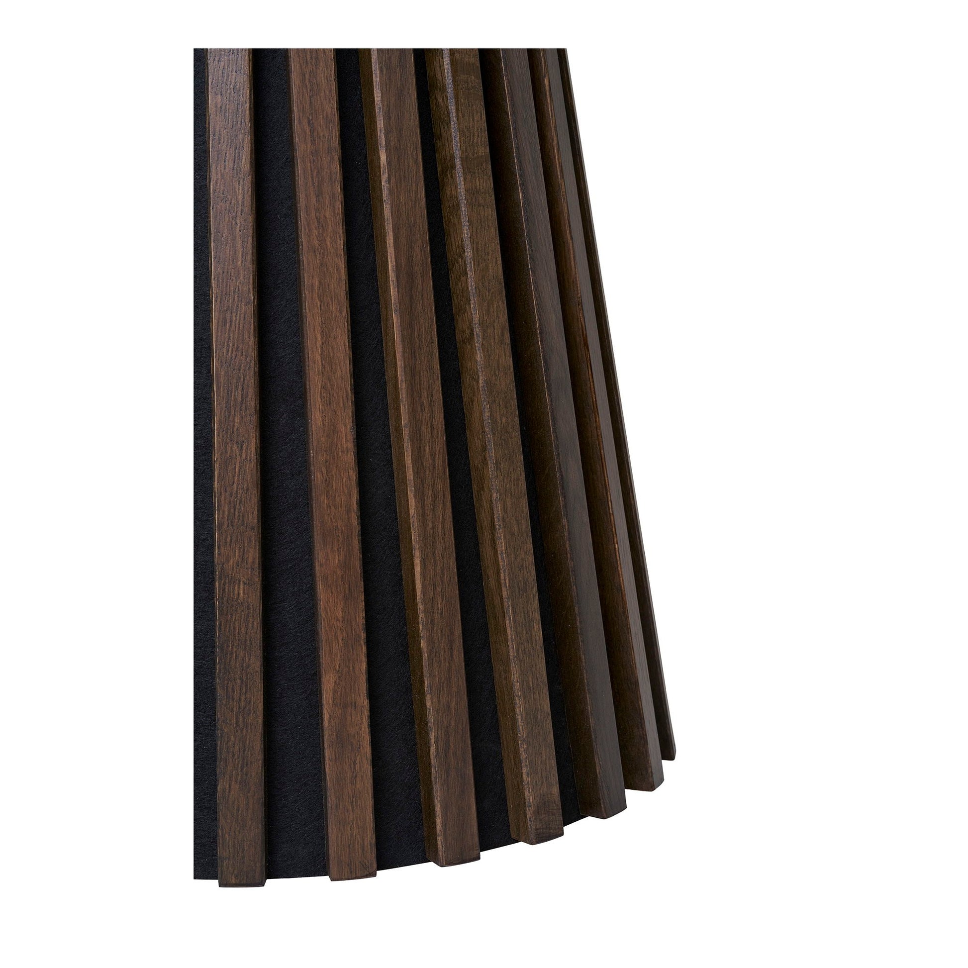 Close-up van gerookt eiken spijlen met zichtbare houtnerf en zwarte kern in conische voet van House Nordic Osaka bijzettafel