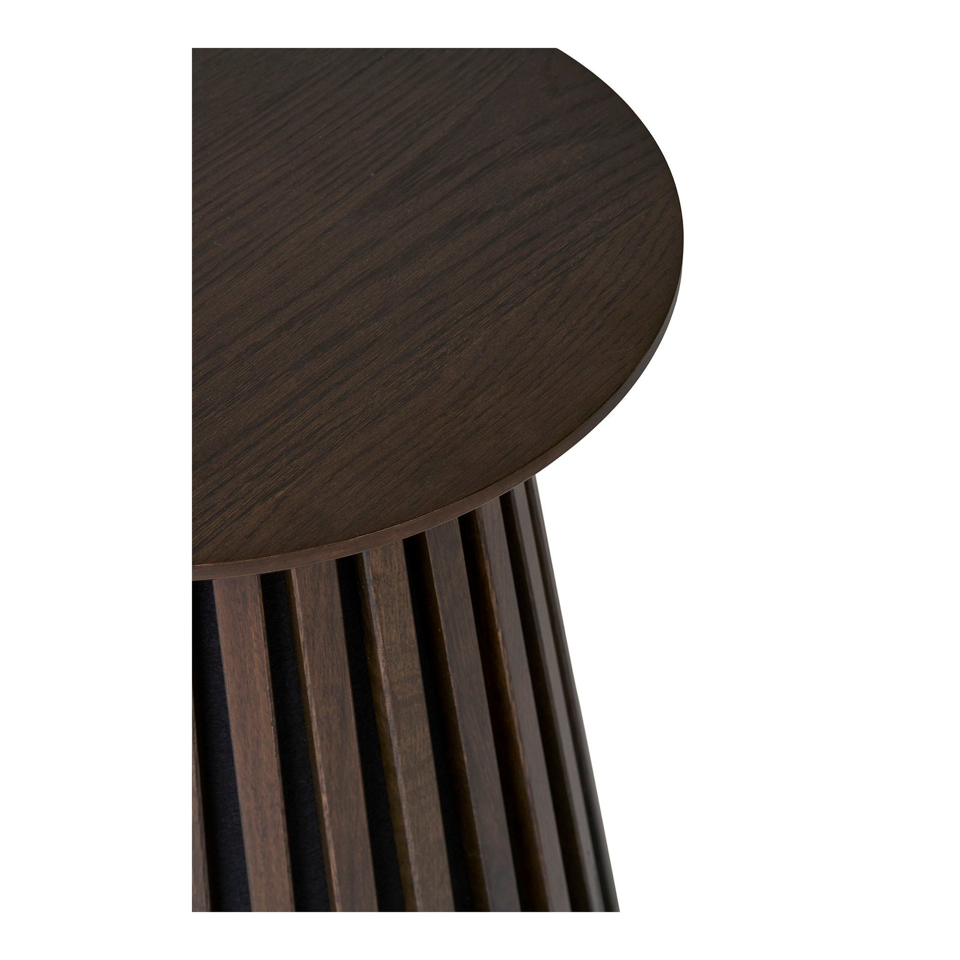 Detail van rond tafelblad met eikenfineer en warme houtnerf, matte gerookte afwerking op House Nordic Osaka bijzettafel