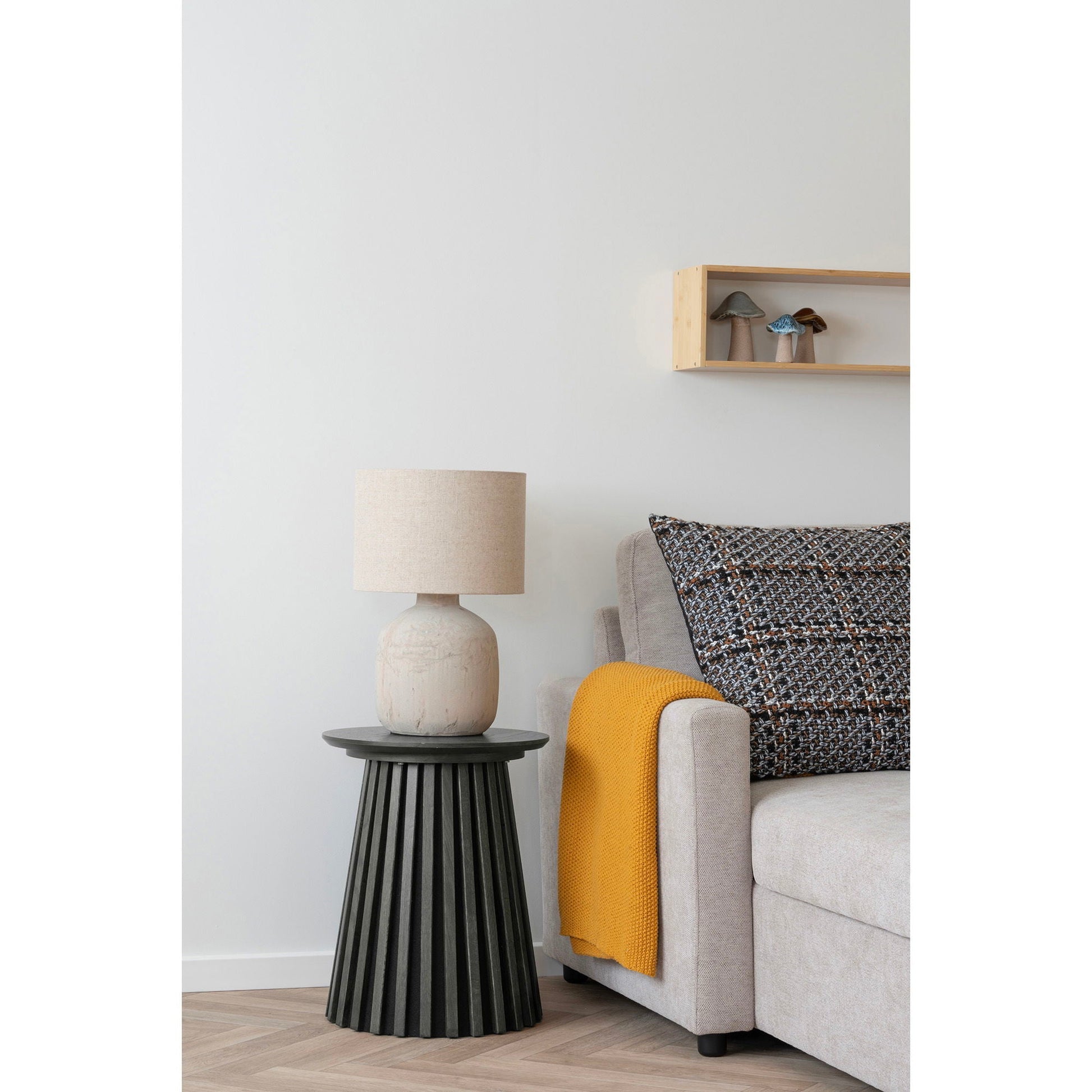 House Nordic Osaka bijzettafel Ø40cm naast beige bank met lamp en geel plaid, uitgevoerd in zwart gerookt eikenfineer