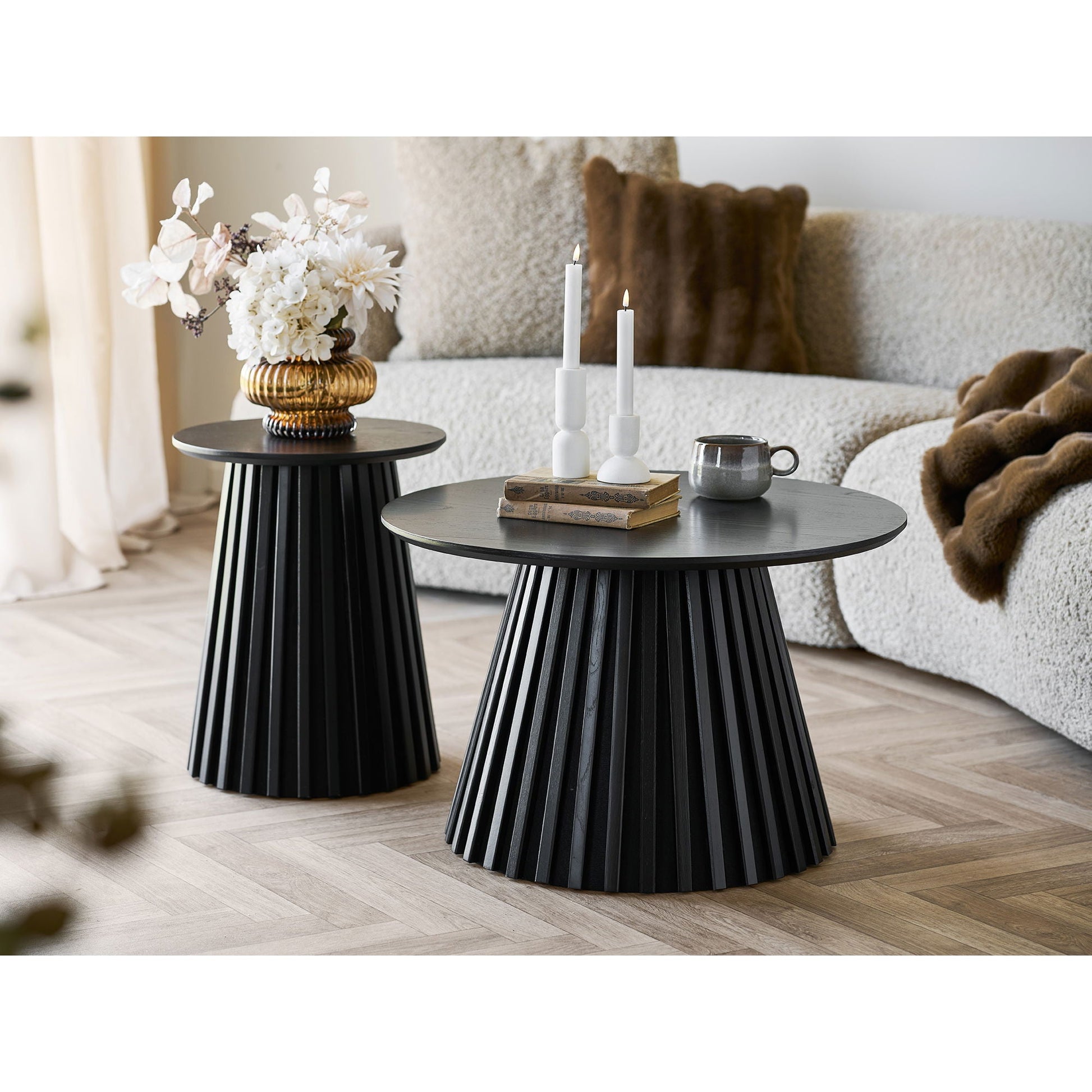 Twee House Nordic Osaka tafels in gerookt zwart eikenfineer, rond ontwerp met lamellen, aangekleed met kaarsen en bloemen