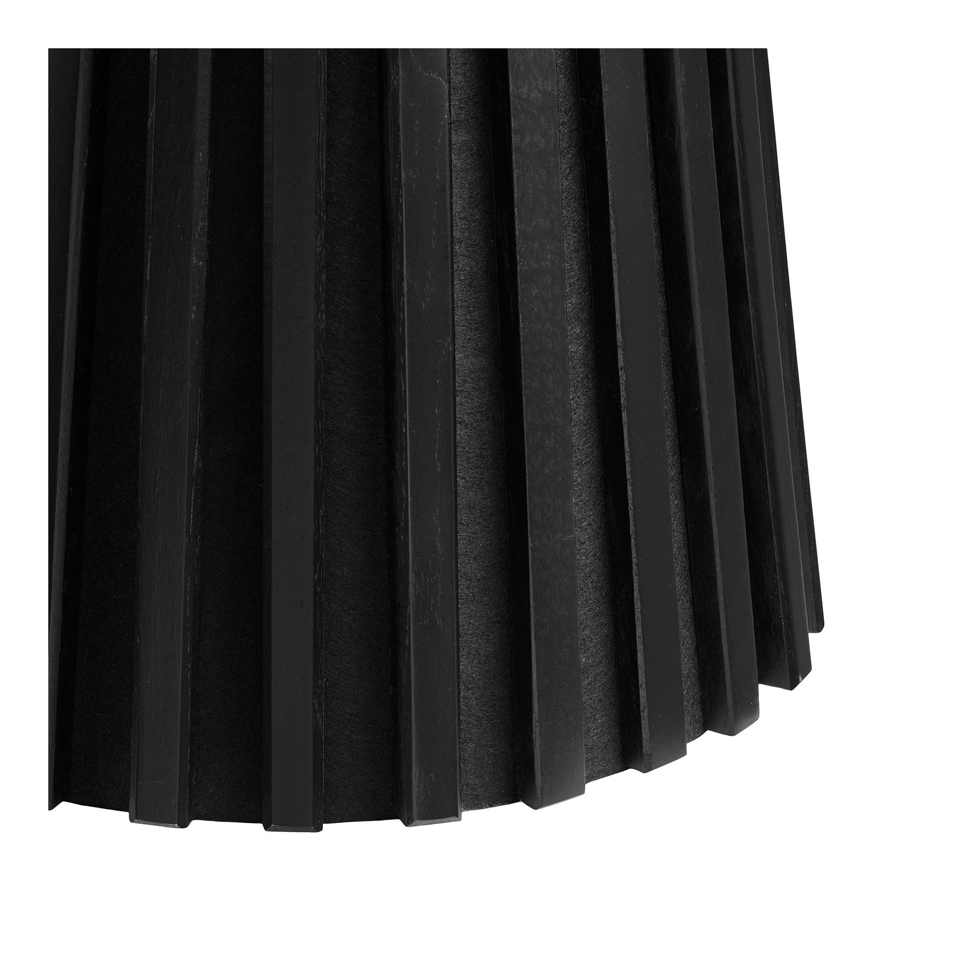 Detail van taps geschaafde zwarte eikenfineer lamellen van de House Nordic Osaka bijzettafel, toont natuurlijke houtnerf