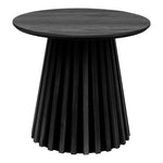 House Nordic Osaka bijzettafel – matzwarte ronde bijzettafel Ø50 x H45 cm in eikenfineer met lattenbasis naast de bank