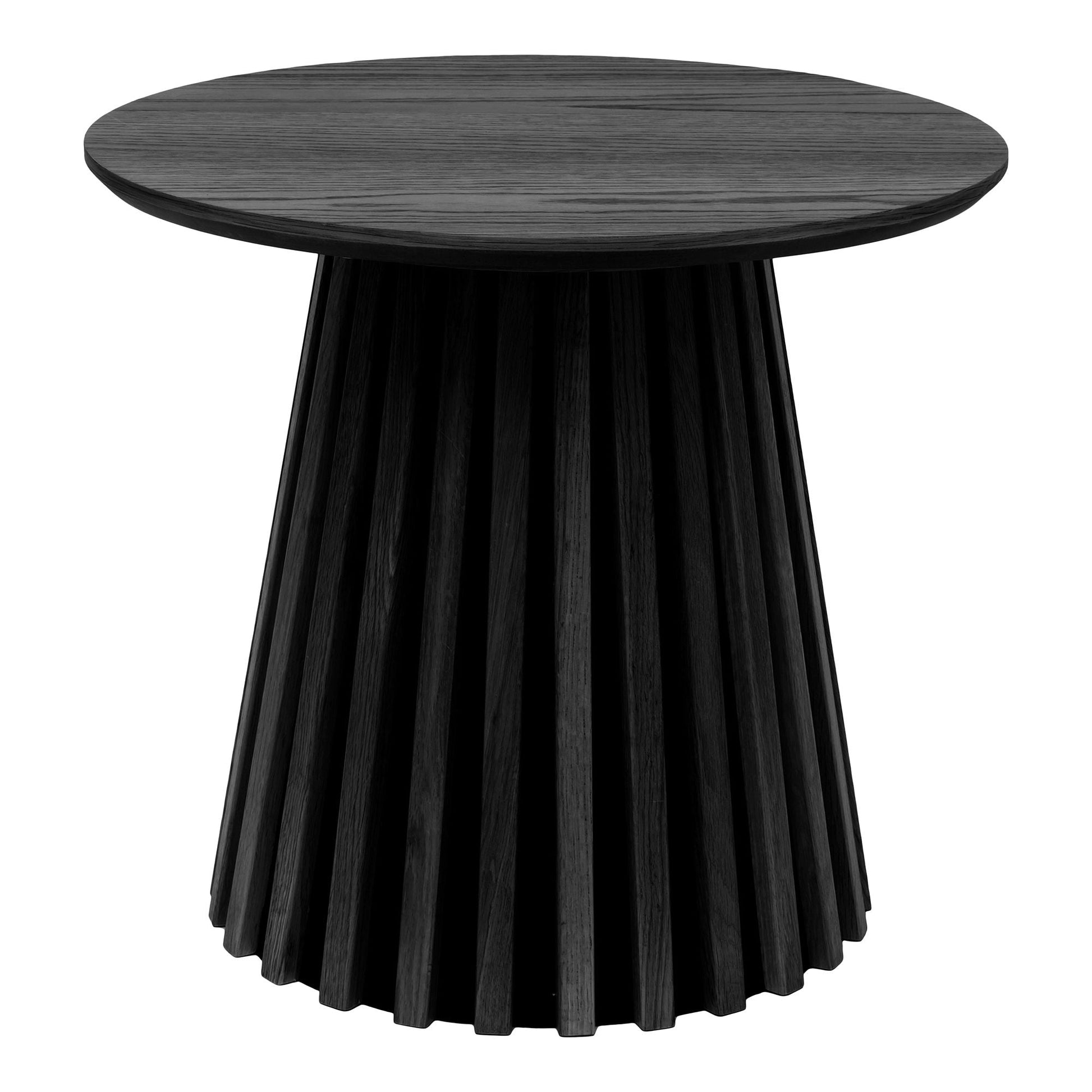 House Nordic Osaka bijzettafel – matzwarte ronde bijzettafel Ø50 x H45 cm in eikenfineer met lattenbasis naast de bank