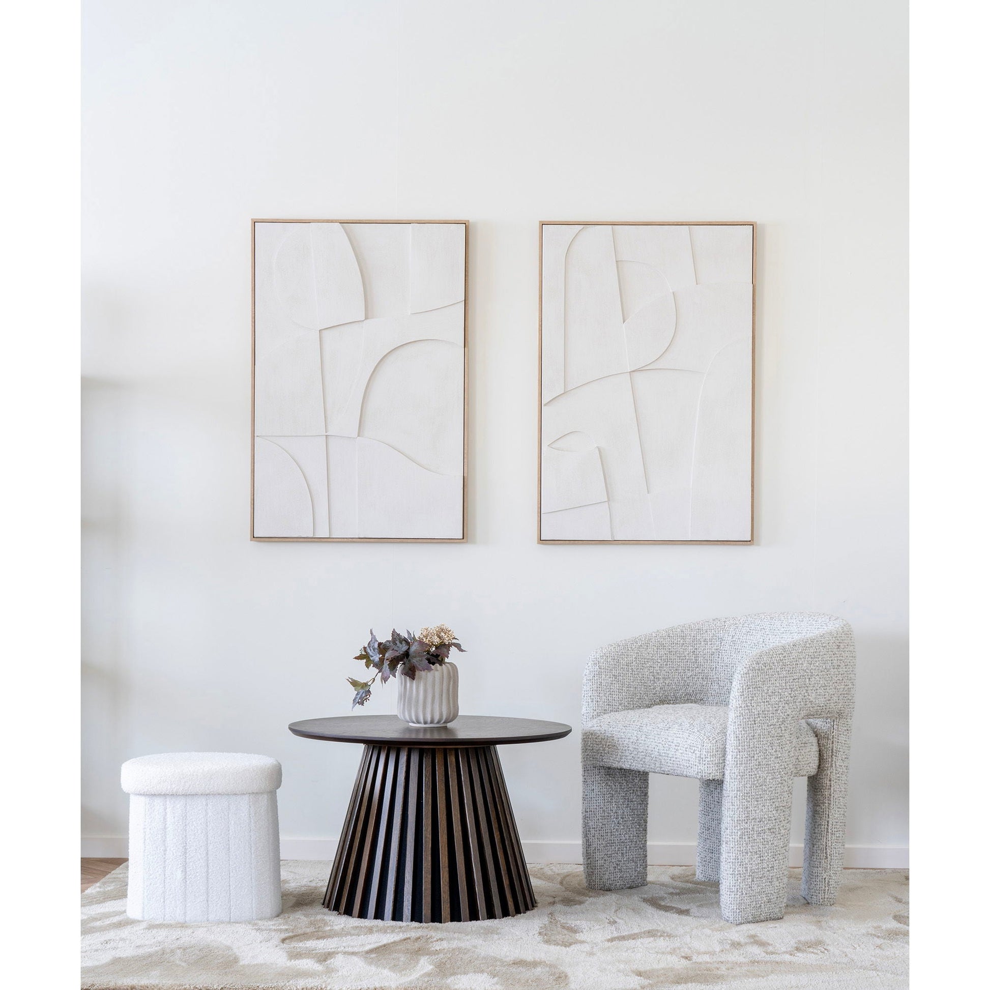 Ronde Osaka salontafel van House Nordic in gerookt eiken, gecombineerd met witte bouclé poef en lichte bouclé armstoel