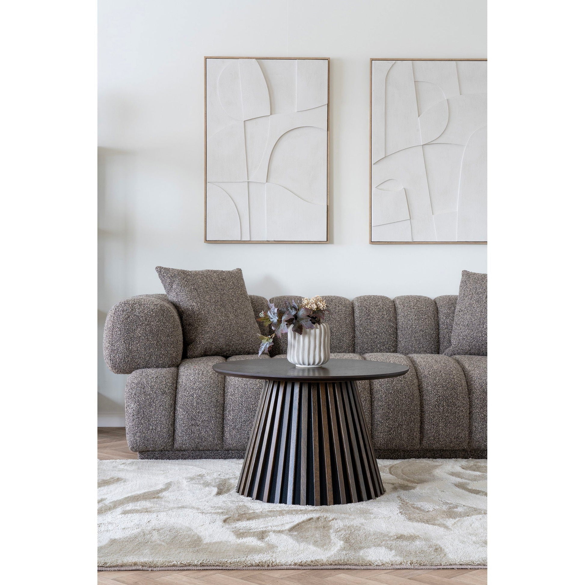 In lichte leefruimte staat de House Nordic Osaka salontafel in gerookt eiken, geribbelde kegelvoet, gestreept vaasje