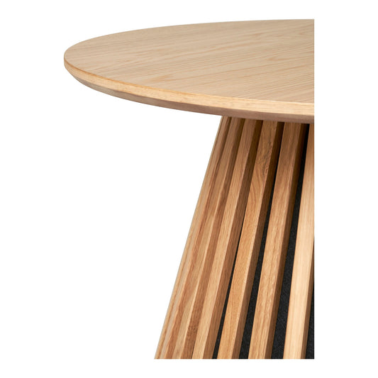 Detail van het ronde tafelblad van de House Nordic Osaka salontafel met naturel eikenfineer, slanke rand en zichtbare houtnerf.