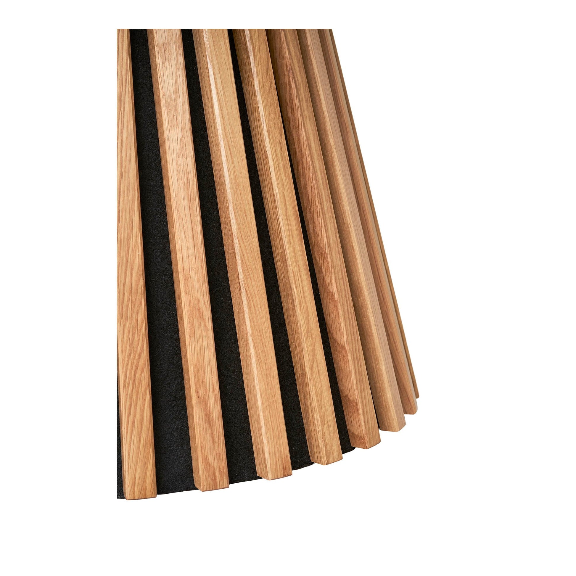 Close-up van het conische onderstel van de House Nordic Osaka salontafel, met naturel eikenfineer latten afgewisseld door zwarte MDF-kern.