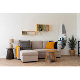House Nordic Osaka Salontafel in een minimalistische zithoek, ronde eikenfineer tafel naast een lichtgrijze bank en decoratieve plant.
