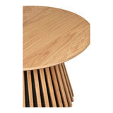 Focus op de strakke verticale latten van de House Nordic Osaka salontafel, naturel eikenfineer met contrasterende zwarte tussenvoegen.
