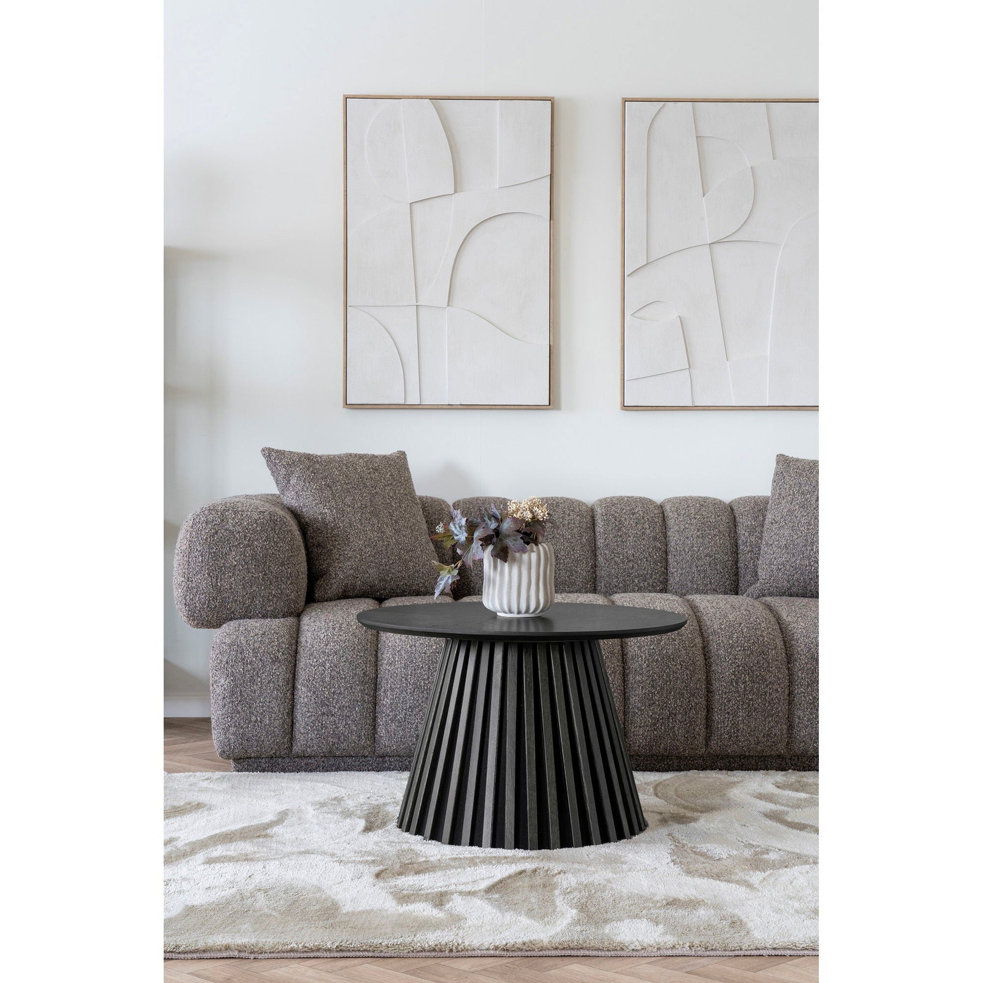 House Nordic Osaka salontafel voor loungehoek met boucle bank, mat zwart eikenfineer blad en sculpturale voet