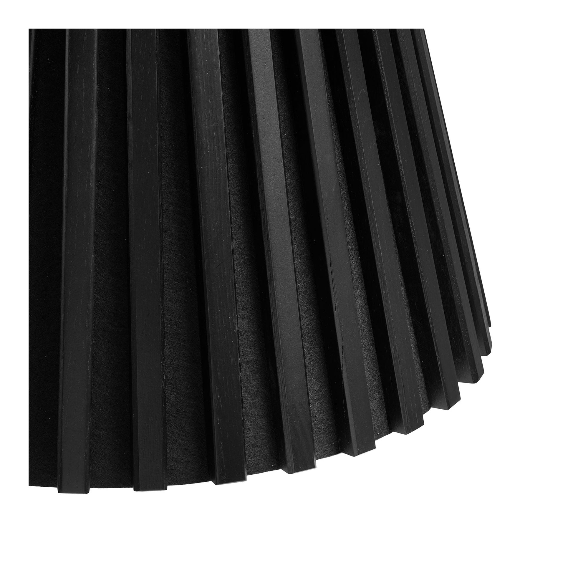 Detail van gegroefde conische voet van House Nordic Osaka salontafel in mat zwart eikenfineer met naadloze afwerking