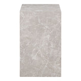 Close-up van House Nordic Prague Bijzettafel marmerlook beige top met keramische vaas en mok op schotel