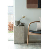House Nordic Prague Bijzettafel marmerlook beige naast houten fauteuil in lichte zithoek, gestyled met vaas en mok