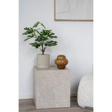 House Nordic Prague bijzettafel in beige marmerlook met groene kamerplant in ribbelpot en sfeervolle amberkleurige vaas