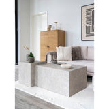 Twee House Nordic Prague bijzettafels in beige marmerlook, speels geplaatst als lage en hoge MDF-blokken in woonruimte