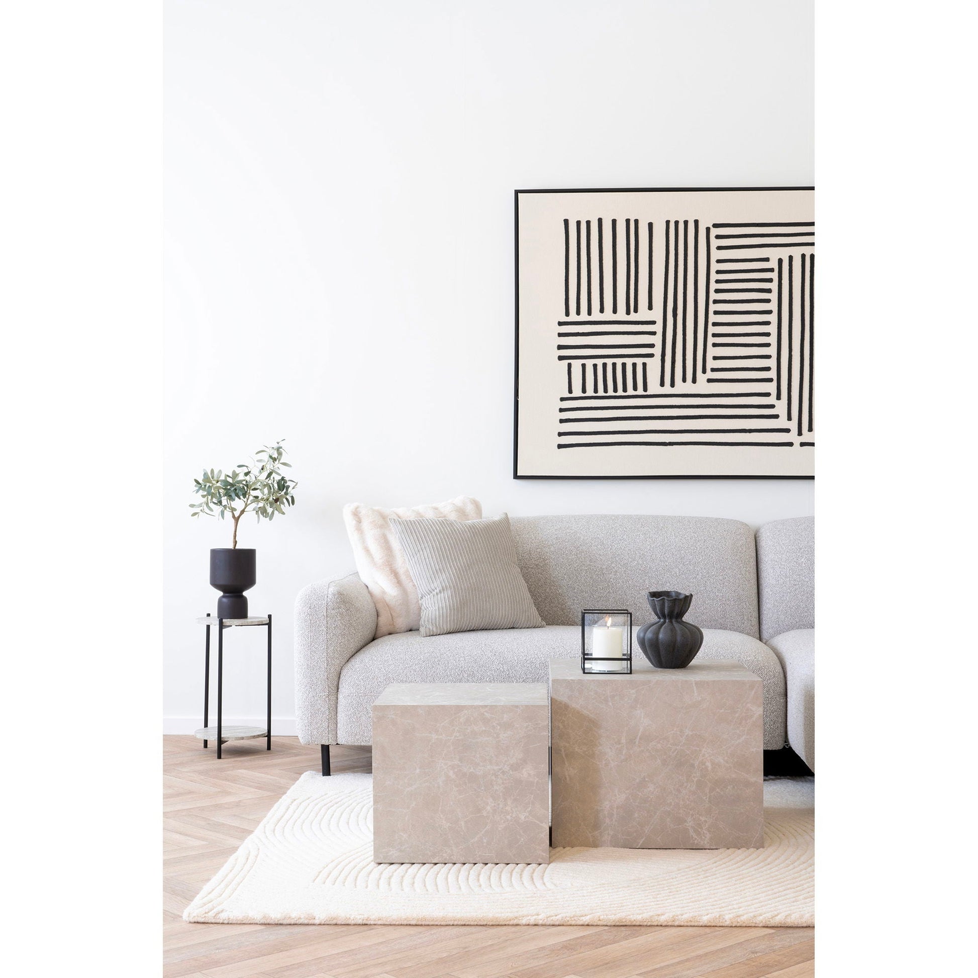 Schuin perspectief op de hogere tafel uit de House Nordic Prague set, vierkante vorm met realistische marmerlook en matte afwerking