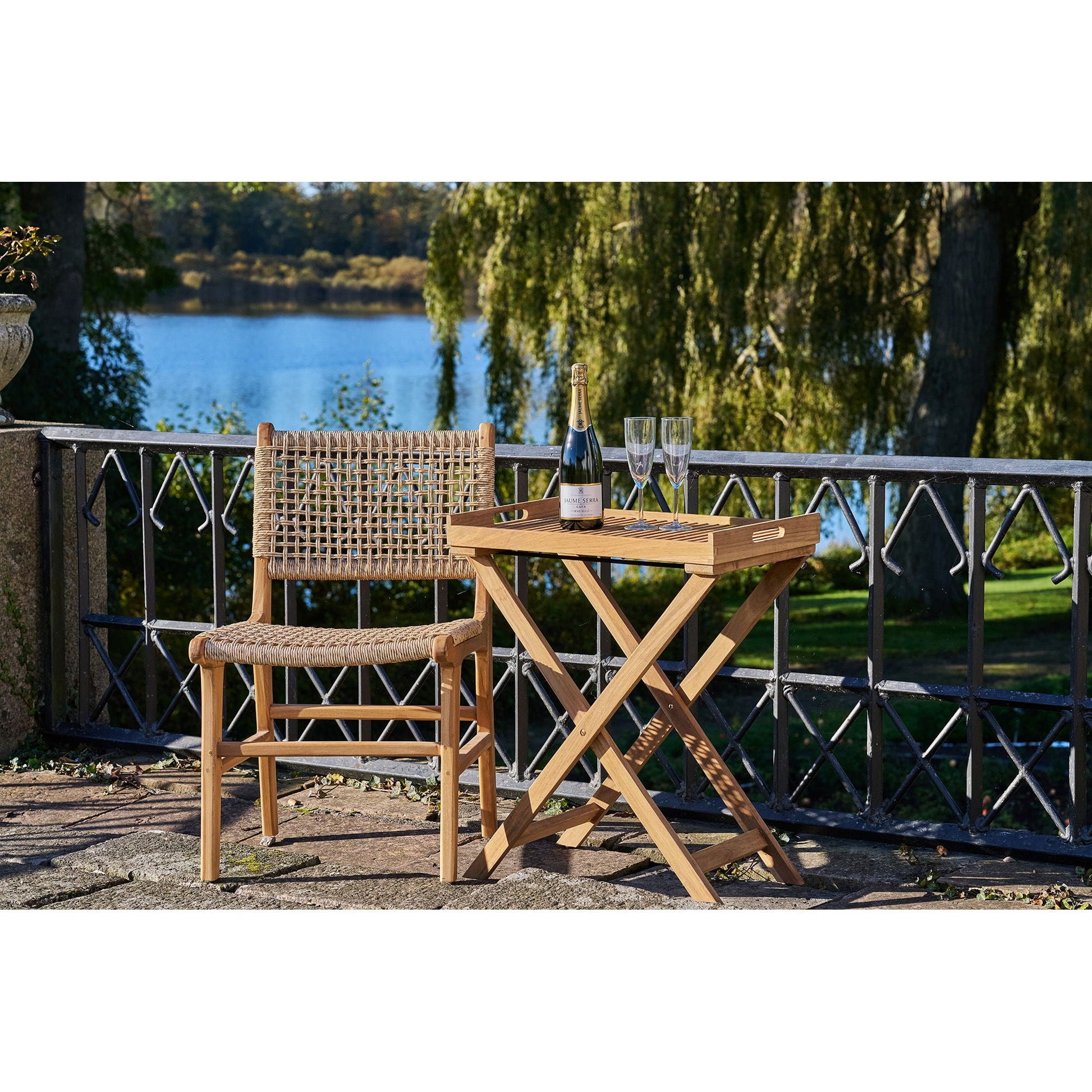 Omgekeerd perspectief van Ronda onderstel in House Nordic teakhout, met zwarte spanbanden voor steun in X-vorm