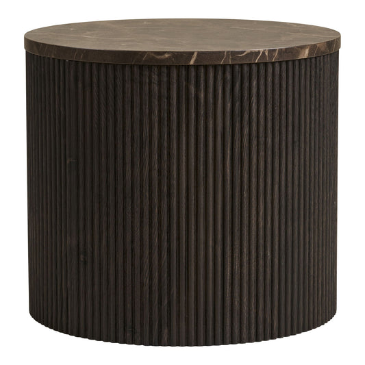 Schuine hoek van House Nordic Rota bijzettafel met geribbelde donkerbruine MDF basis en marmerlook blad
