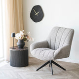 Rota bijzettafel naast fauteuil met matte vaas en slanke lamp, donkerbruine marmerlook en geribbelde MDF voet in woonhoek
