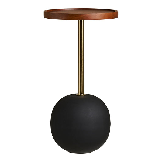 Zijaanzicht van House Nordic Sirone bijzettafel met rond mangohouten blad, zwarte bolvoet en messing staander