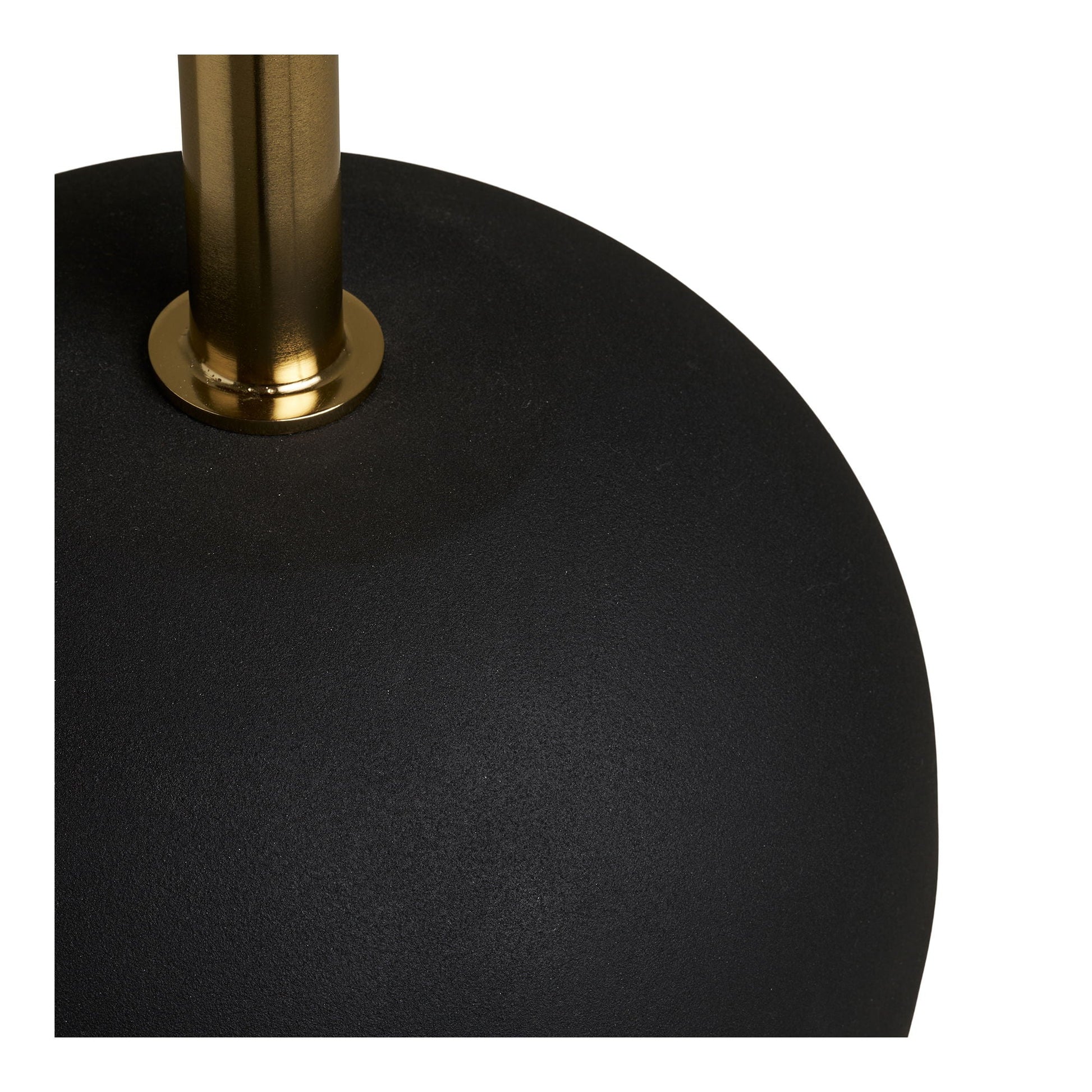 Close-up van matte zwarte bolvoet met smalle messing stalen staander van de House Nordic Sirone bijzettafel