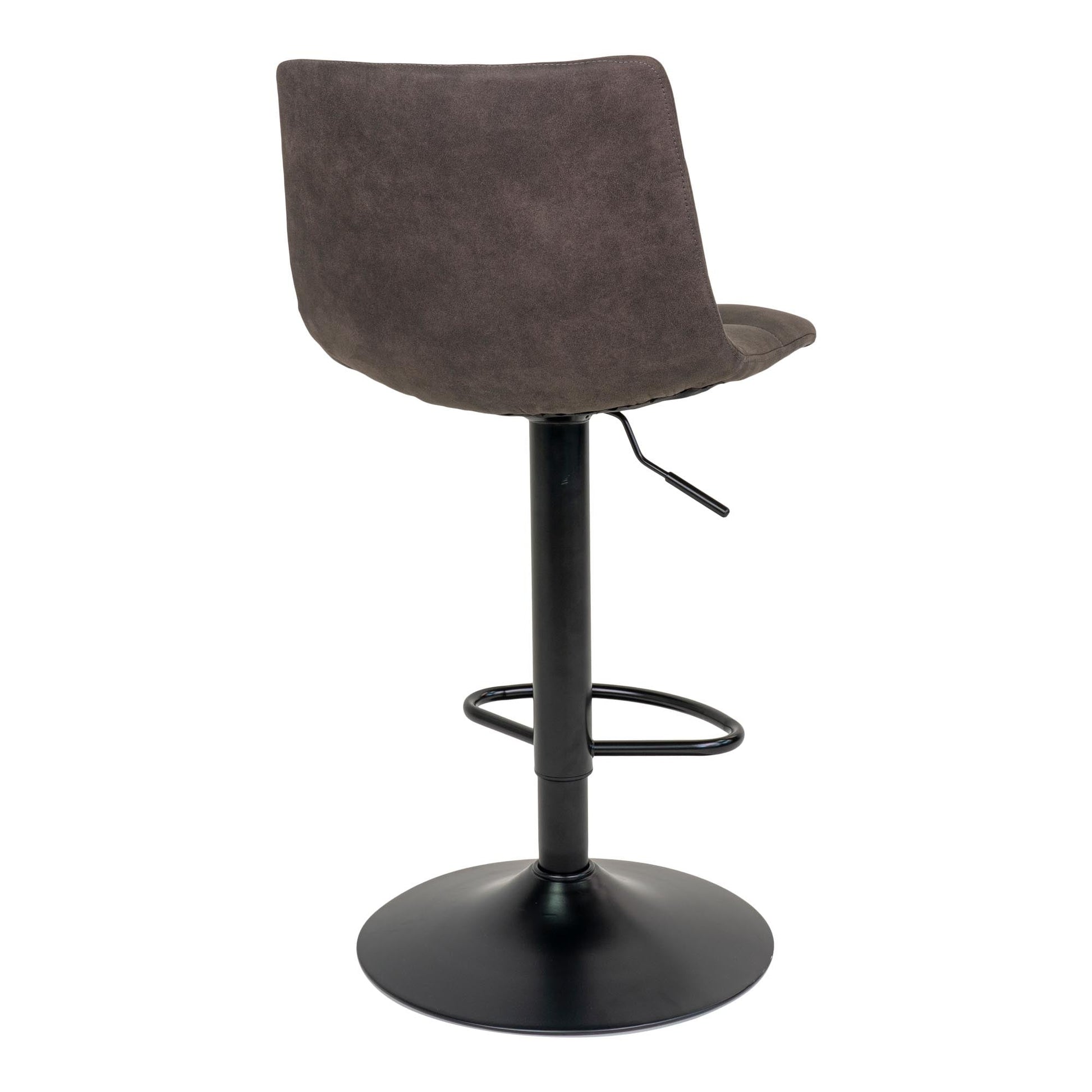 Bruine velvet barkruk met rugleuning, zwart metalen poot en voetensteun op witte achtergrond.