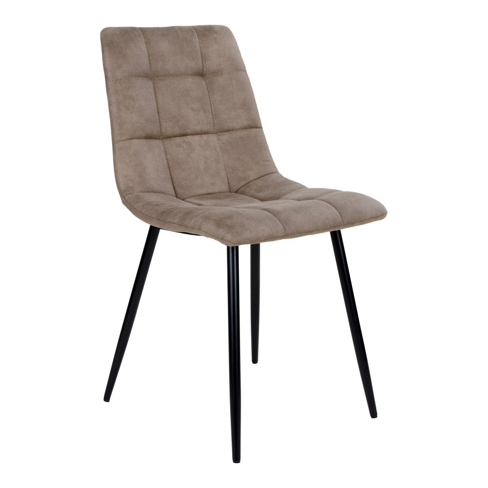 Moderne eetkamerstoel met bruine gewatteerde bekleding en slanke, zwarte metalen poten.