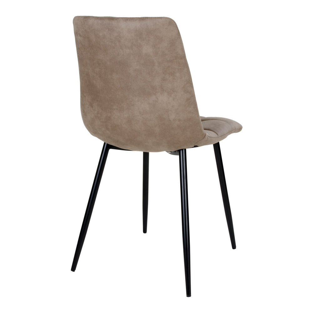 Beige fluwelen stoel met zwarte metalen poten, minimalistisch ontwerp. Blik vanaf de achterkant.