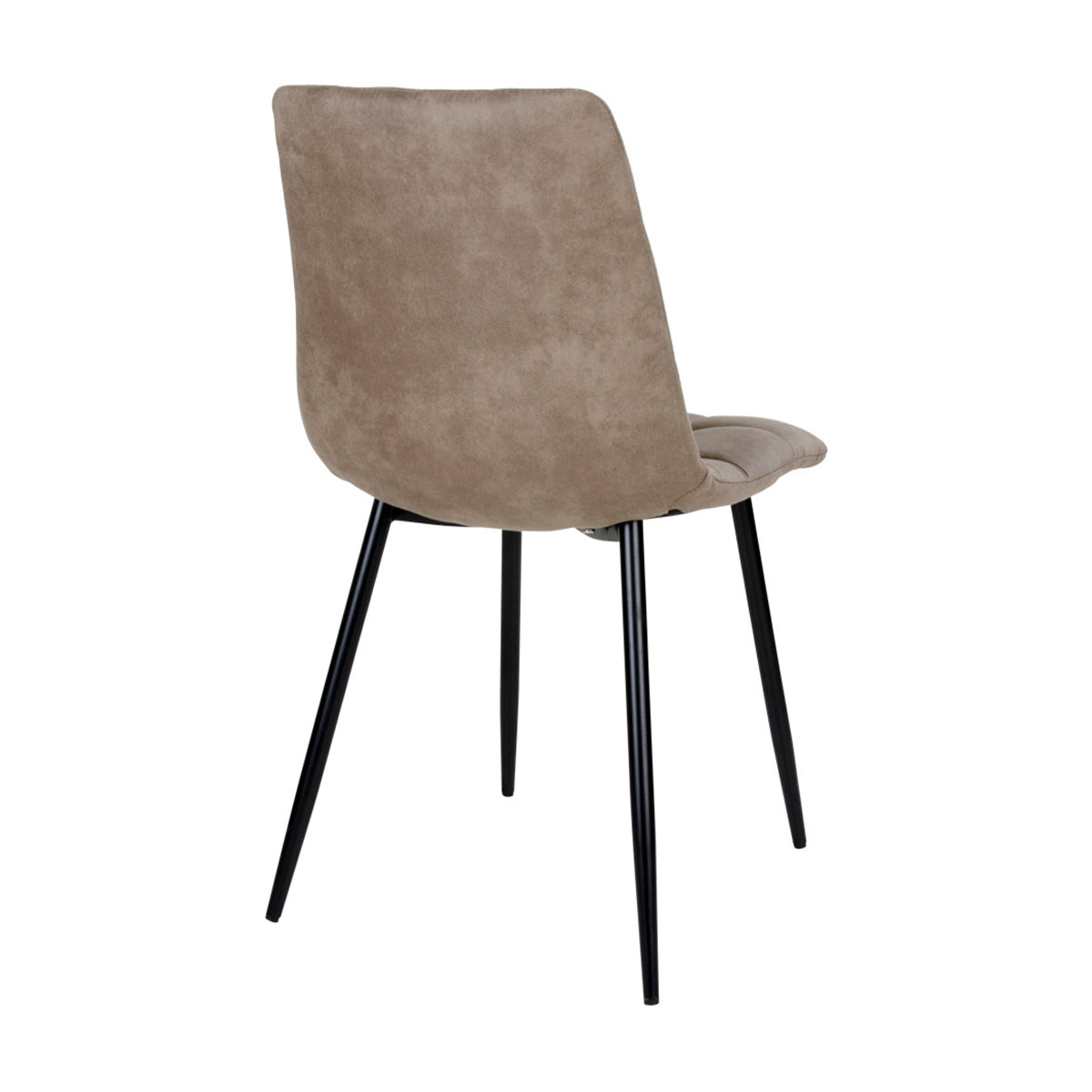 Stijlvolle beige suède-look stoel met zwarte metalen poten in moderne design, kijkend vanaf de rug.