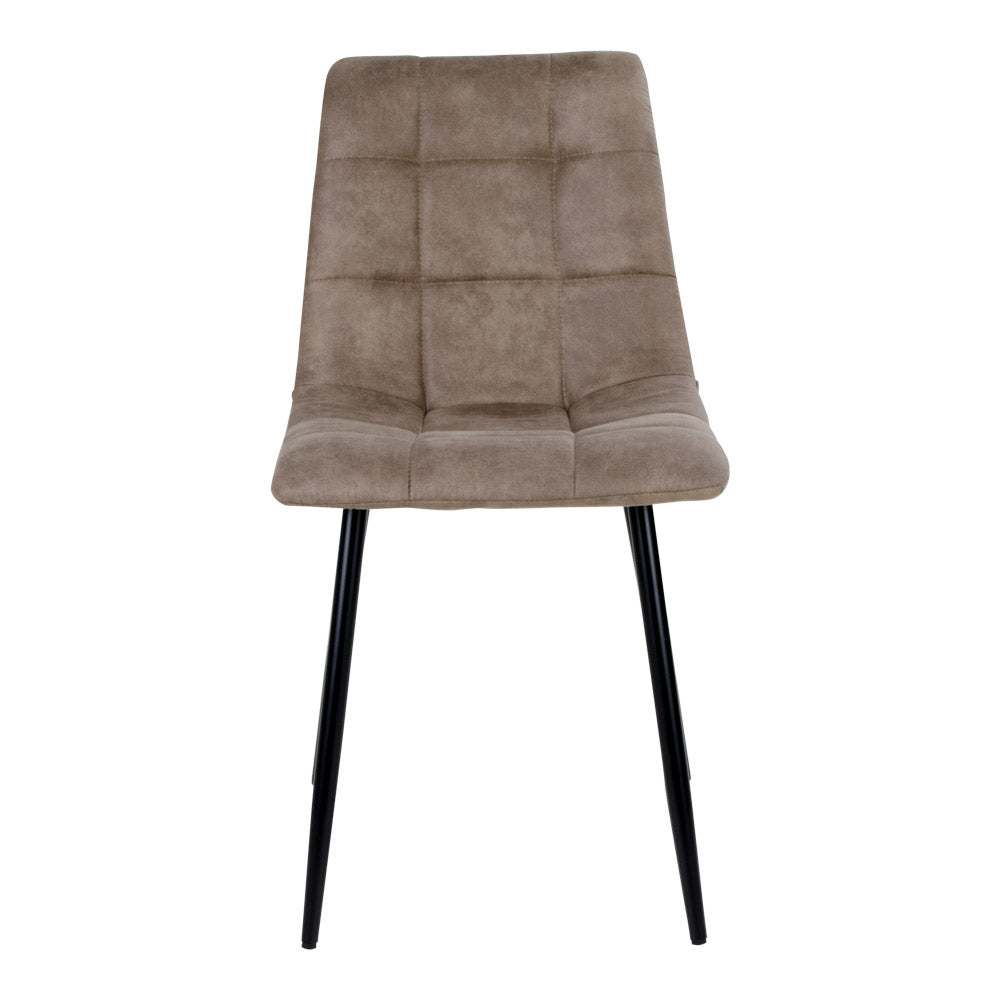 Zandkleurige stoel met suède-look bekleding en zwart metalen poten, voor een moderne inrichting.