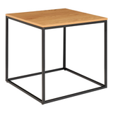 Bijzettafel Vita van House Nordic met vierkant warm eikenlook blad en slank matzwart metalen frame, minimalistisch en open.