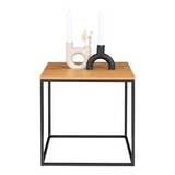 Op House Nordic Vita bijzettafel staat een offwhite keramische kaarsenhouder met droogbloemen naast een zwart exemplaar.