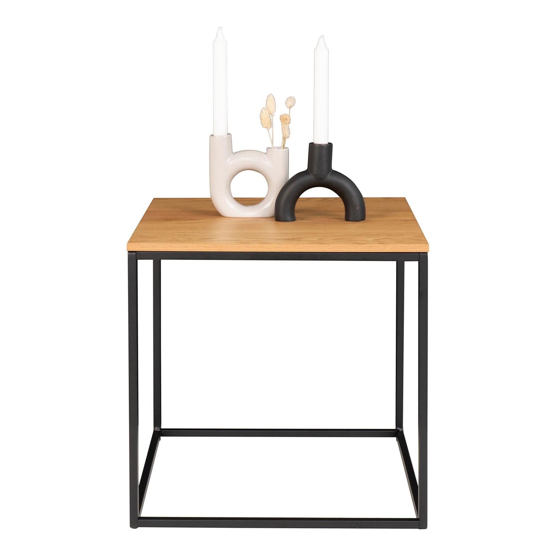 Op House Nordic Vita bijzettafel staat een offwhite keramische kaarsenhouder met droogbloemen naast een zwart exemplaar.