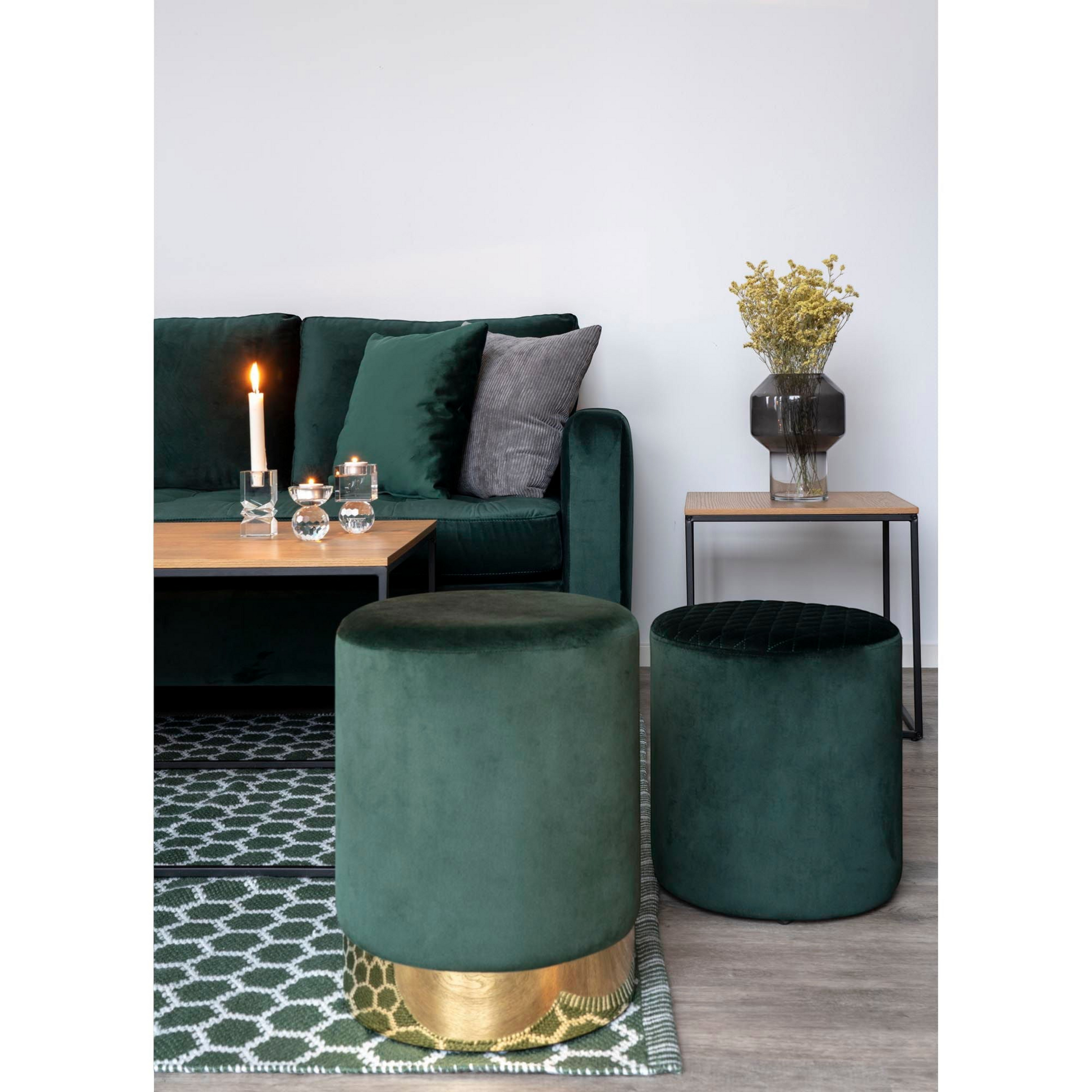 Bijzettafel Vita van House Nordic, 45 x 45 x 45 cm, met 2 cm dik eikenlook tafelblad en slank matzwart metalen frame.