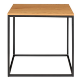 De bijzettafel Vita van House Nordic in hoekperspectief met vierkant eikenlook blad en slank matzwart metalen frame.