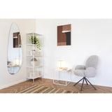 Witte Vita bijzettafel van House Nordic in Scandinavische loungehoek naast armstoel met goudkleurige lamp en vloerkleed