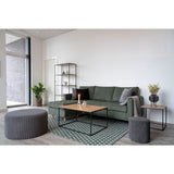Gezellige zithoek met House Nordic Vita salontafel, crème bank met chaise longue, ronde grove poef en woonaccessoires
