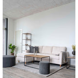 Scandinavische woonkamer met House Nordic Vita salontafel, donkergroene velours bank en bijpassende poef
