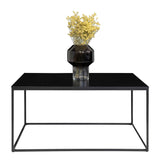 Strakke hoek van de Vita salontafel van House Nordic, rechthoekig melamine blad in zwarte houtlook en mat staalonderstel