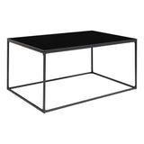 Minimalistisch detail van de House Nordic Vita salontafel in mat zwart met subtiele houtnerfmelamine en open stalen frame